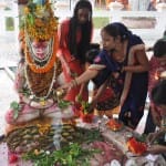 सावन के पहले सोमवार को नगर के शीतला माता धाम स्थित भोलेनाथ की प्रतिमा पर पूजन अर्चन करतीं महिलाएं।