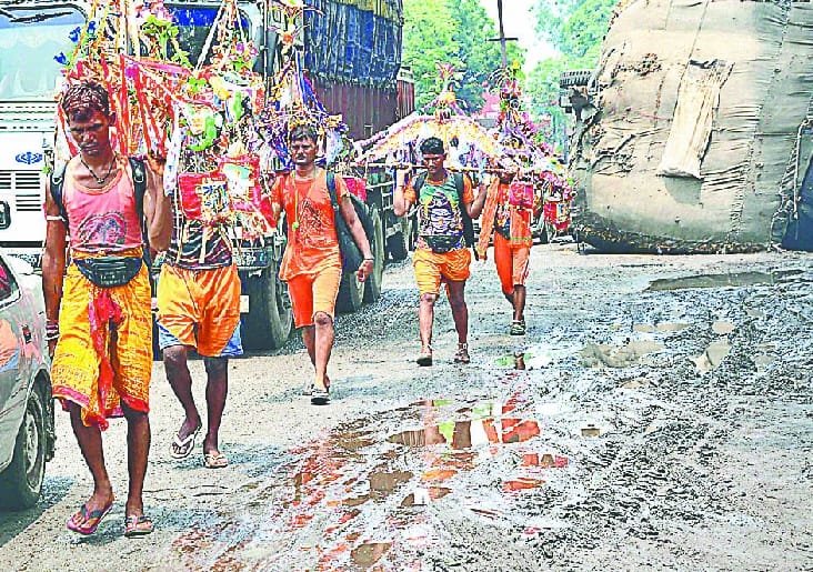 From the Meenakshi Chowk to the Hillna Chowk, the pit in the streets