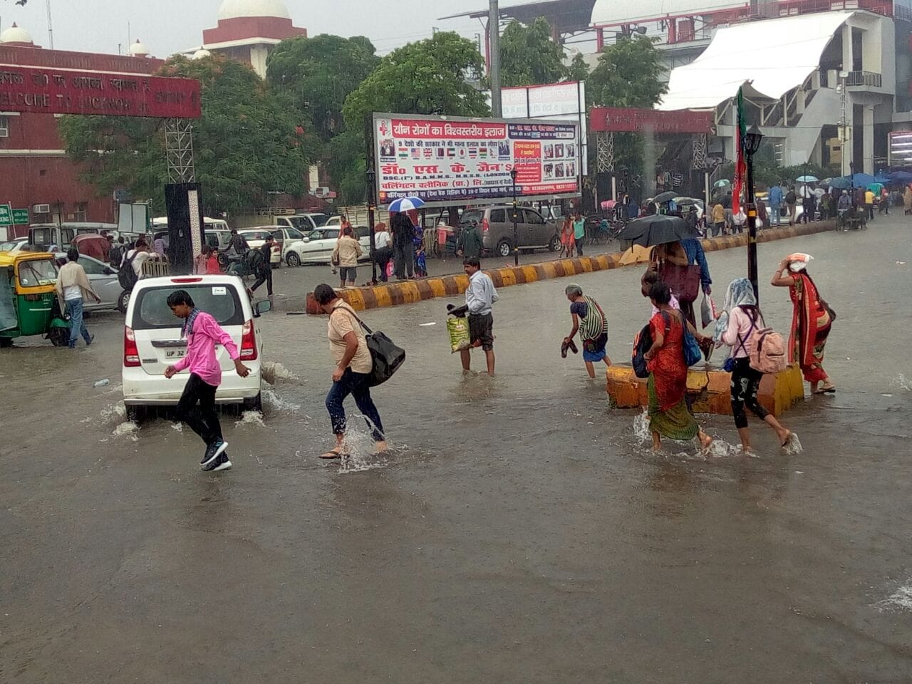 heavy rain in lucknow many area flooded