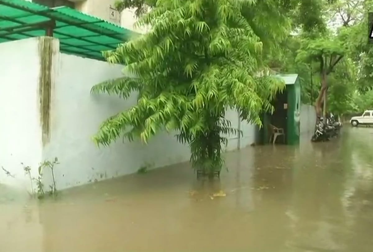 heavy rain in lucknow minister home flooded with water