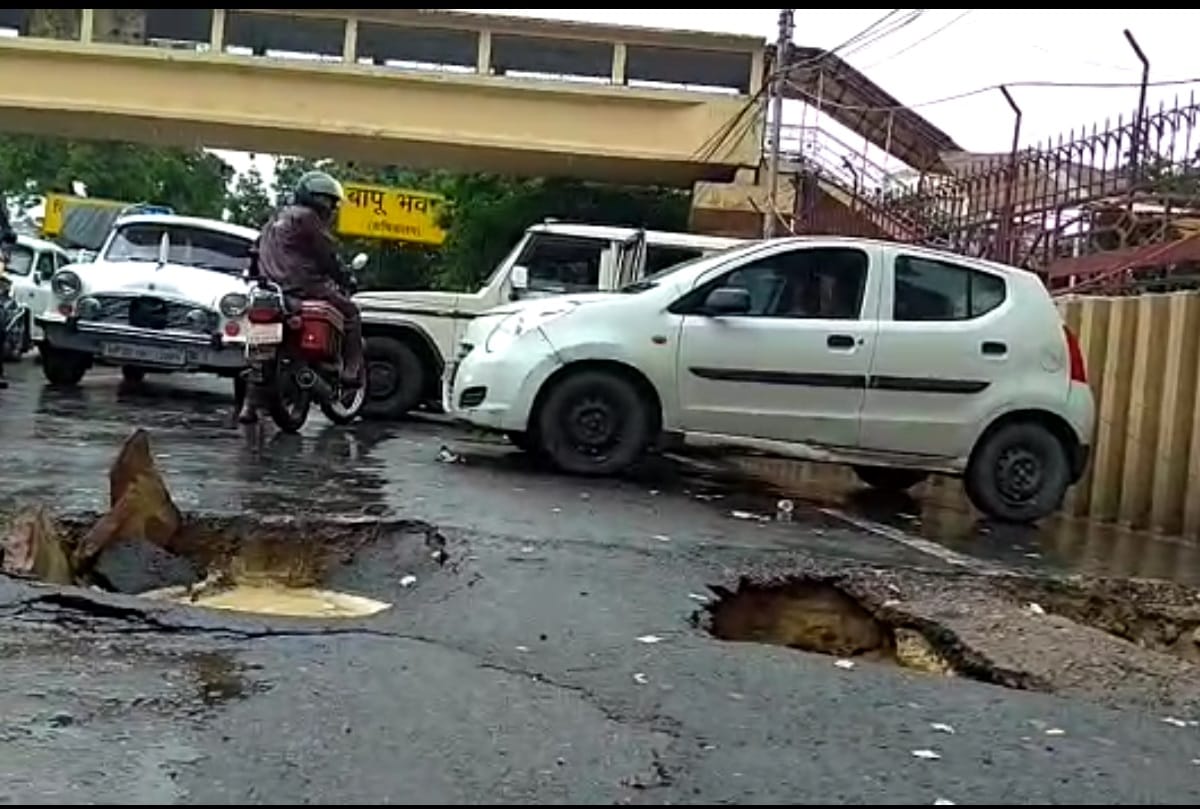 heavy rain in lucknow minister home flooded with water