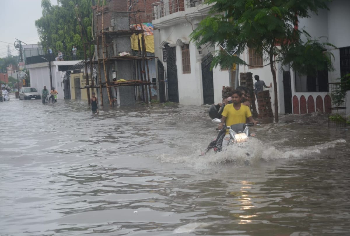 heavy rain in lucknow minister home flooded with water