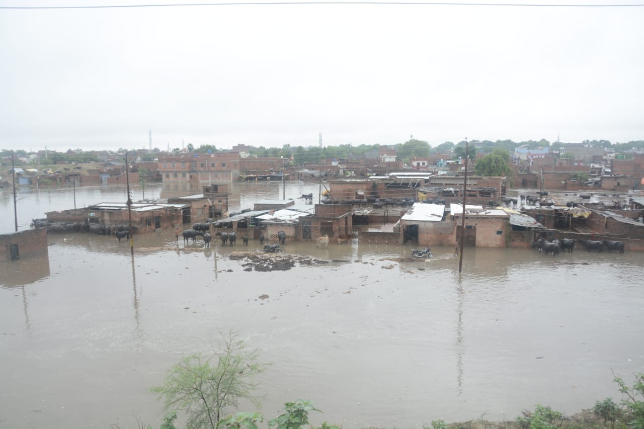 heavy rain in lucknow minister home flooded with water