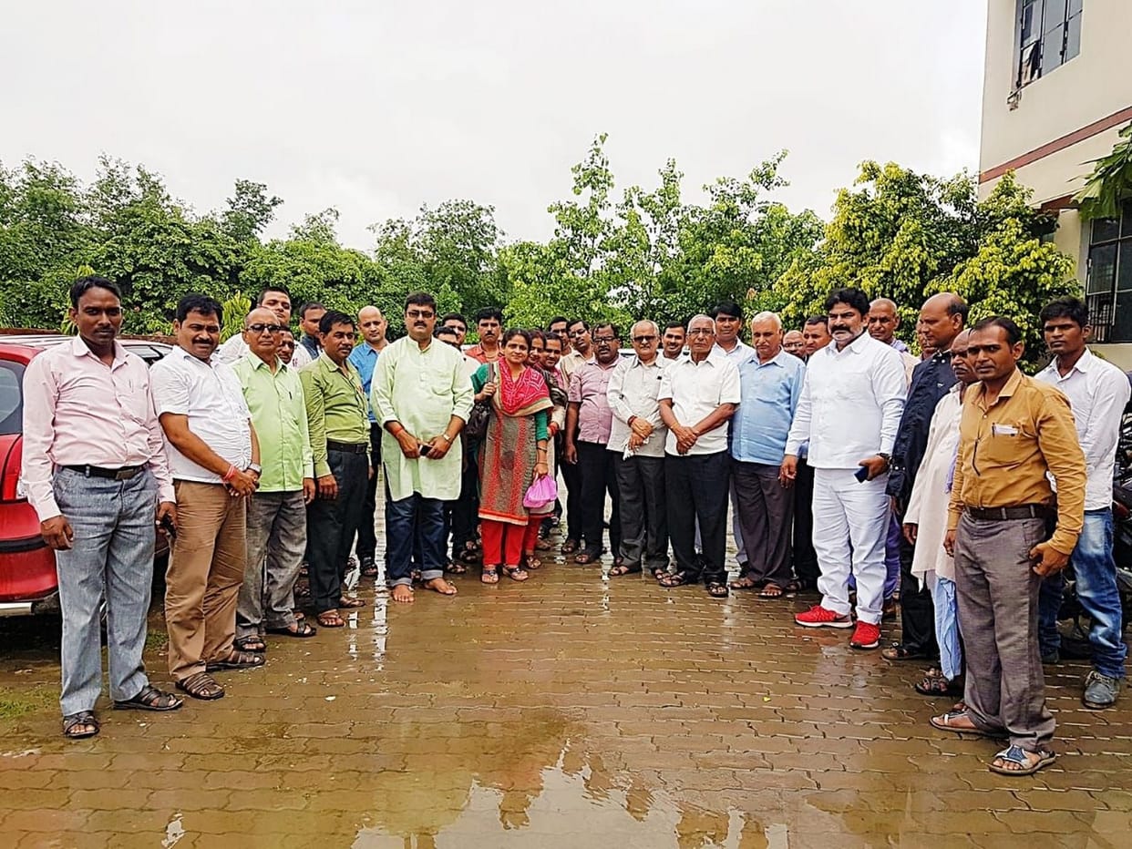 शिक्षकों ने धरना दिया