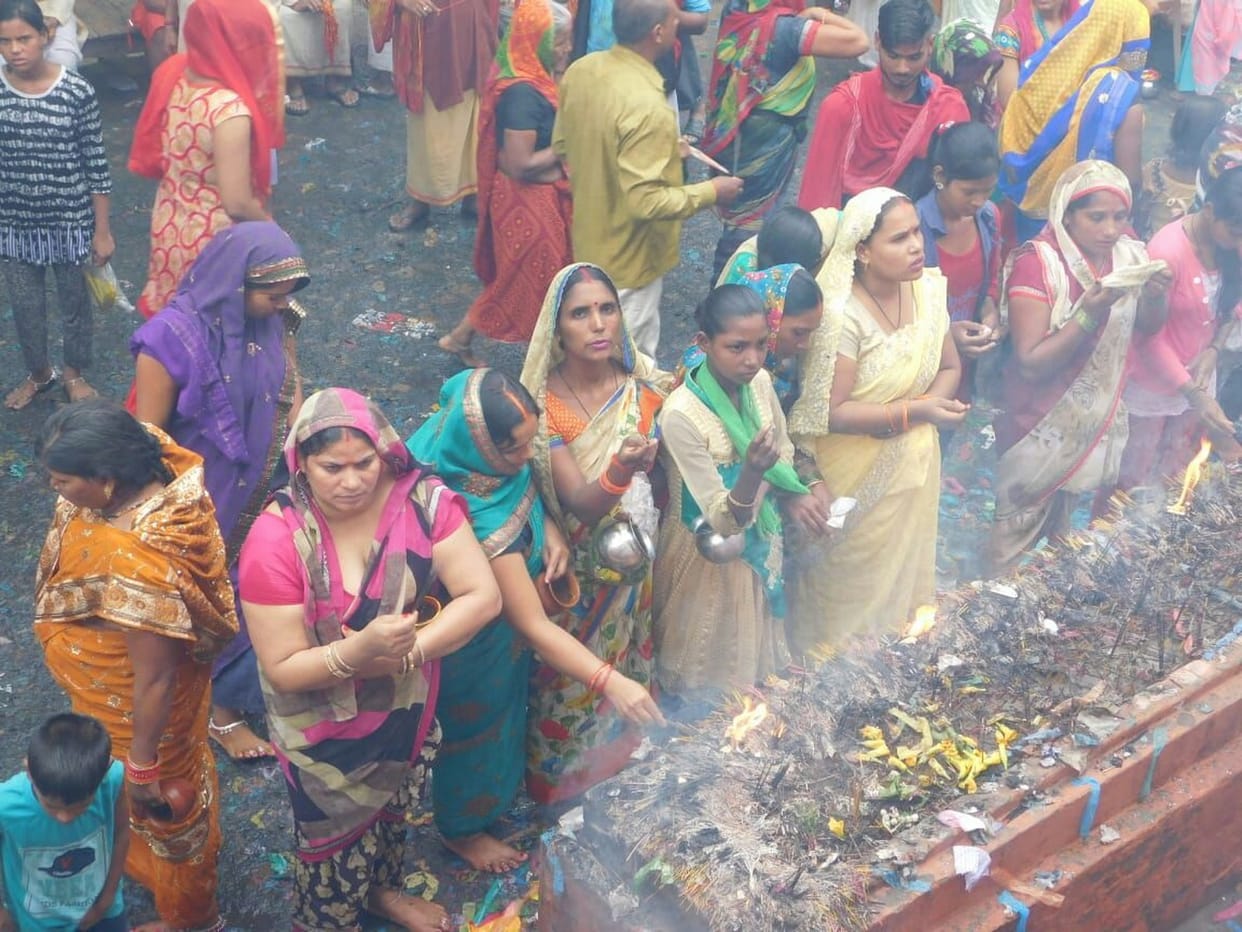 भगवान भोले का किया जलाभिषेक