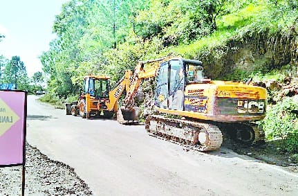 मौसम खुला, हाईवे अब भी बंद, गुस्साए ग्रामीणों ने उठाई यातायात बहाली की मांग
