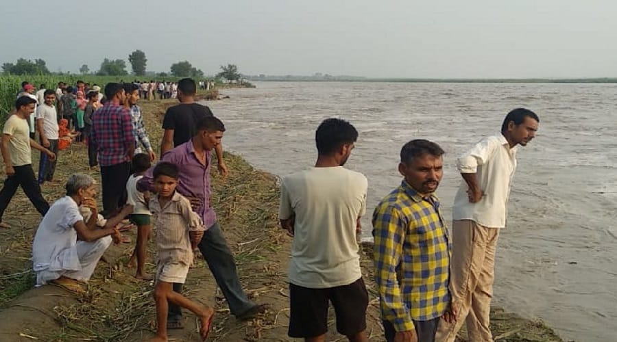 UP: Yamuna river flowing fast, 20 hour closed rail traffic, three trains canceled