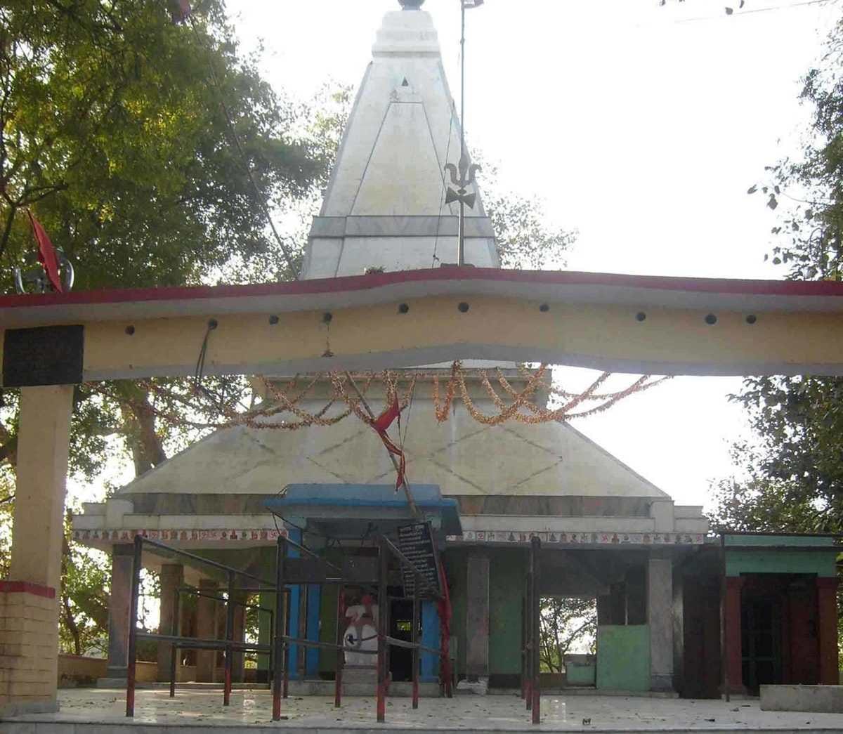 Sawan special this shiva temple change color three time in year