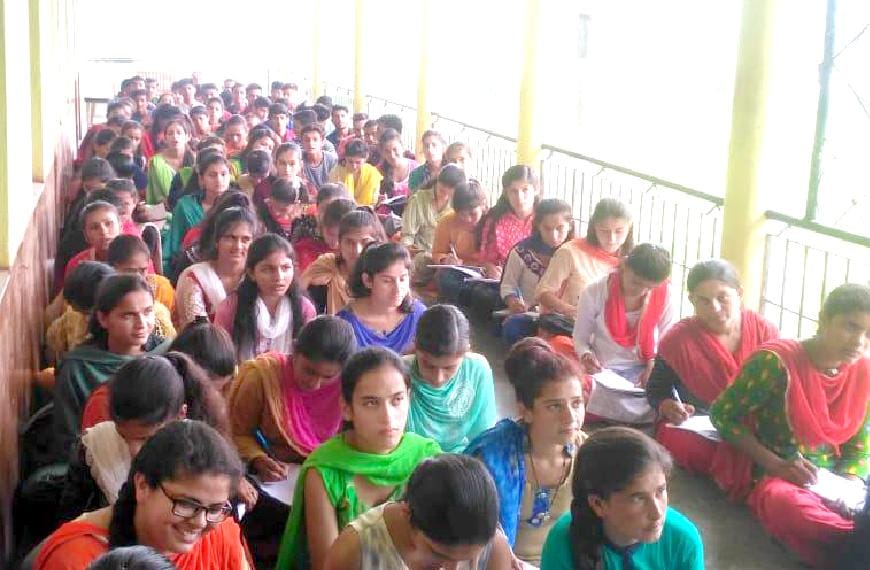 कमरा मिला न डेस्क, फर्श पर बैठा दिए विद्यार्थी