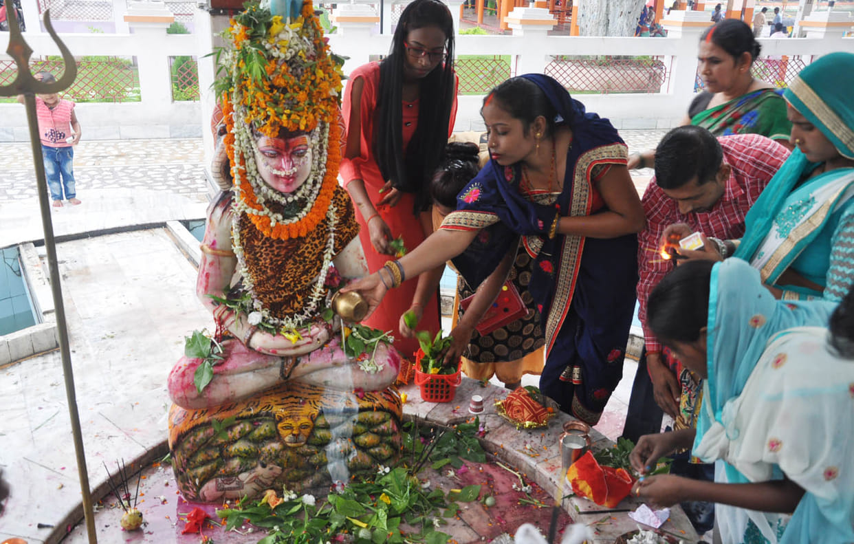 Jalabhishek between chants in tample