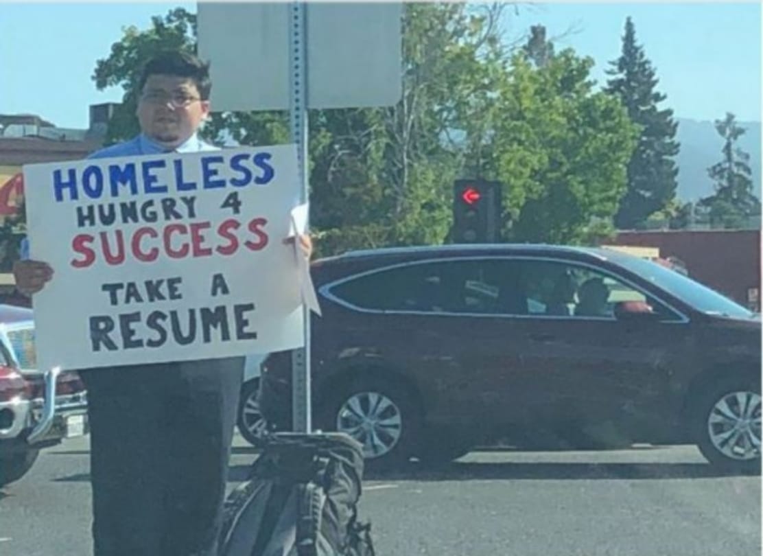 This homeless man got more than 200 job offers after distributing CV in streets