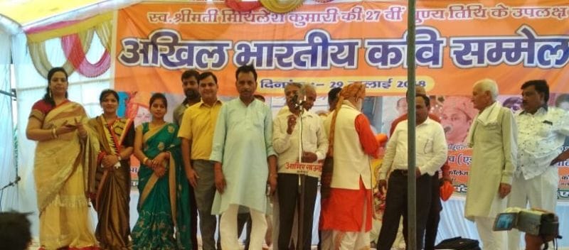 सैनिक सीमा पर मरते हैं नेता मौज उड़ाते हैं...