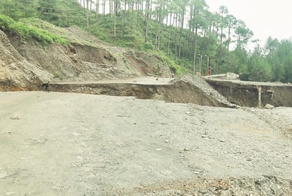 Mandi Kotropi Landslide PWD engineers visited spot