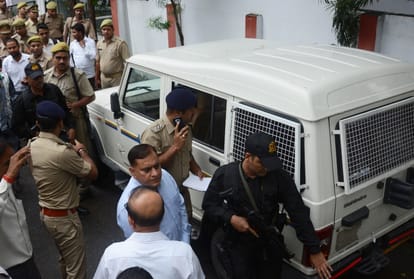 axis bank van looted near rajbhavan lucknow