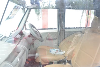 axis bank van looted near rajbhavan lucknow