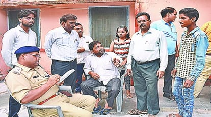 Loot near by ssp office in meerut, and threat of killing the engineer's family