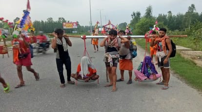 kalyug ka shravan kumar, and holding a grandparents in Kanwar traveling