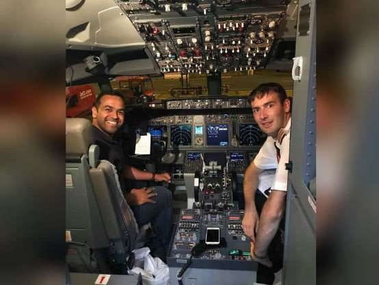 Travel alone in a 168 seater plane, Pilot sits on cockpit, click Selfie