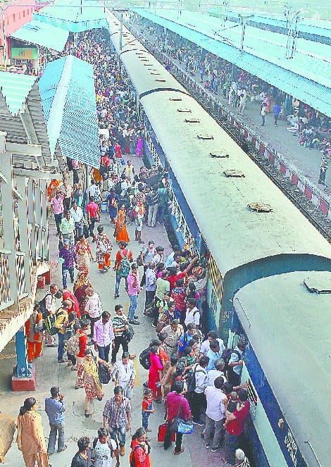 abhyarthiyo ki bheed se charmrai rodways rail vayvastha