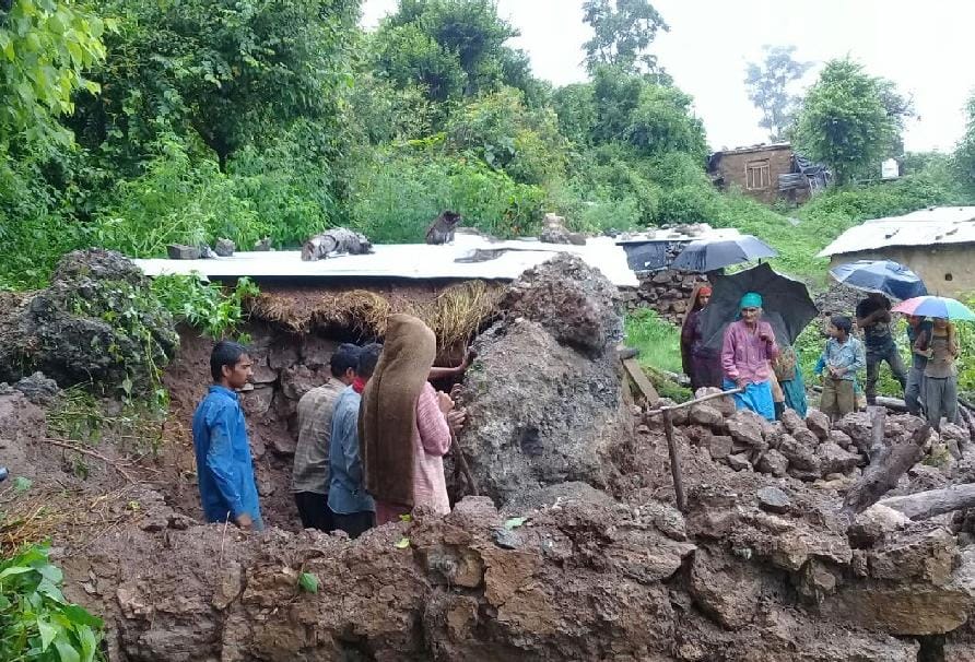 पच्छाद में आधा दर्जन गोशालाएं ध्वस्त