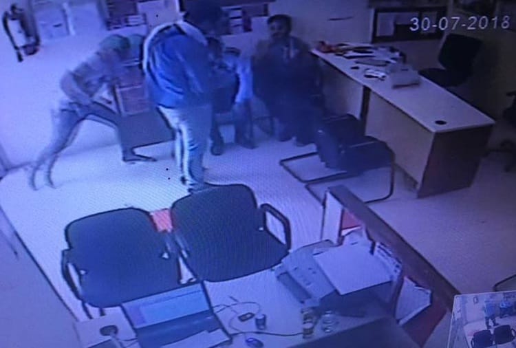 10 lakh robbery in Kot-Fatuhi Axis Bank