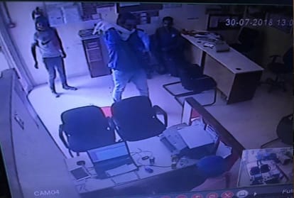 10 lakh robbery in Kot-Fatuhi Axis Bank
