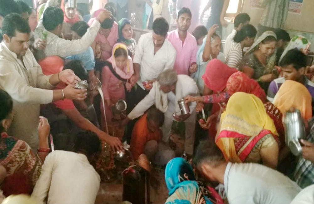 Sawan ka Somvar devotees gathered at Shiv Mandir in Braj