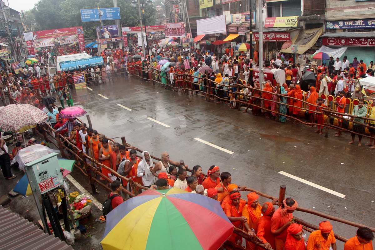 Sawan more than one lakh kanwaryia came kashi at first monday of sawan
