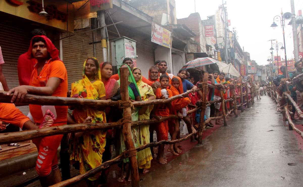 Sawan more than one lakh kanwaryia came kashi at first monday of sawan