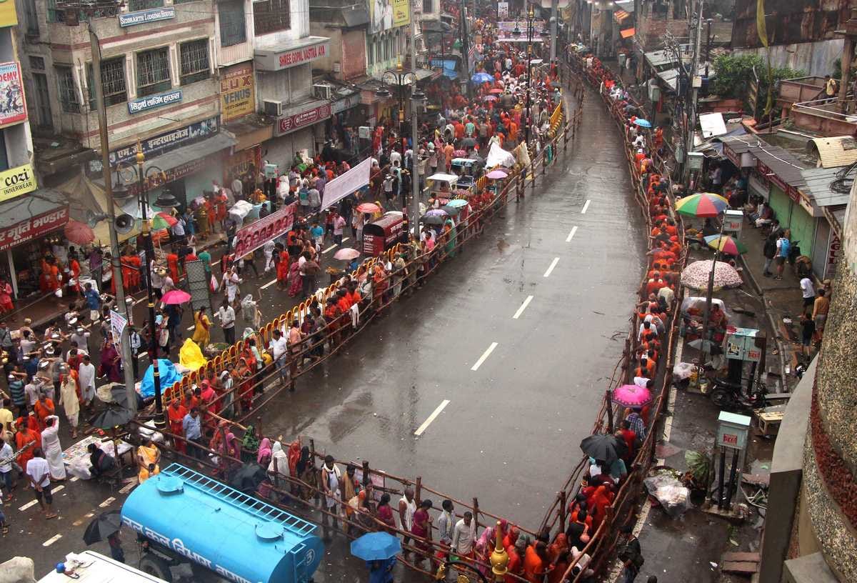 Sawan more than one lakh kanwaryia came kashi at first monday of sawan