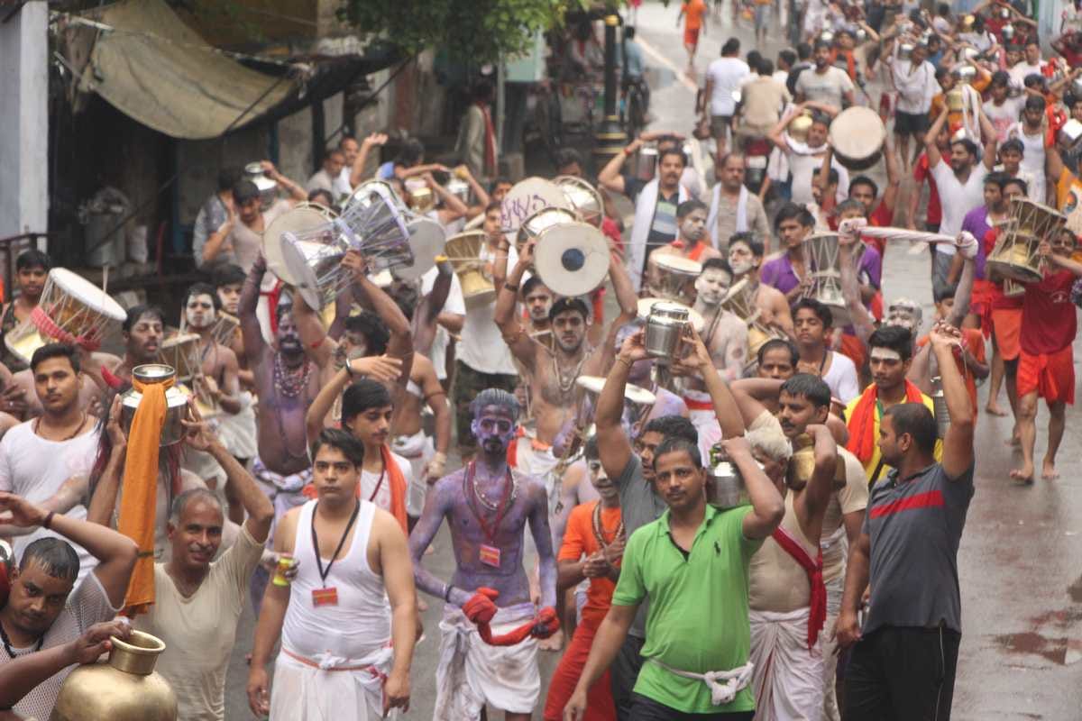 Sawan more than one lakh kanwaryia came kashi at first monday of sawan