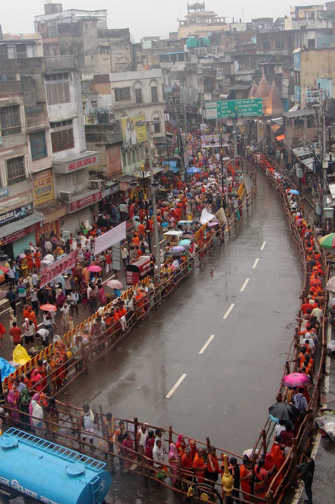 Sawan more than one lakh kanwaryia came kashi at first monday of sawan