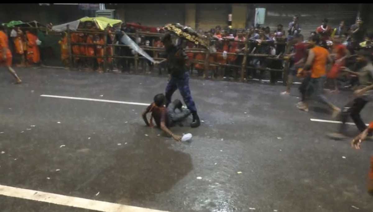 Police lathi charge on kanwariya at kashi video viral