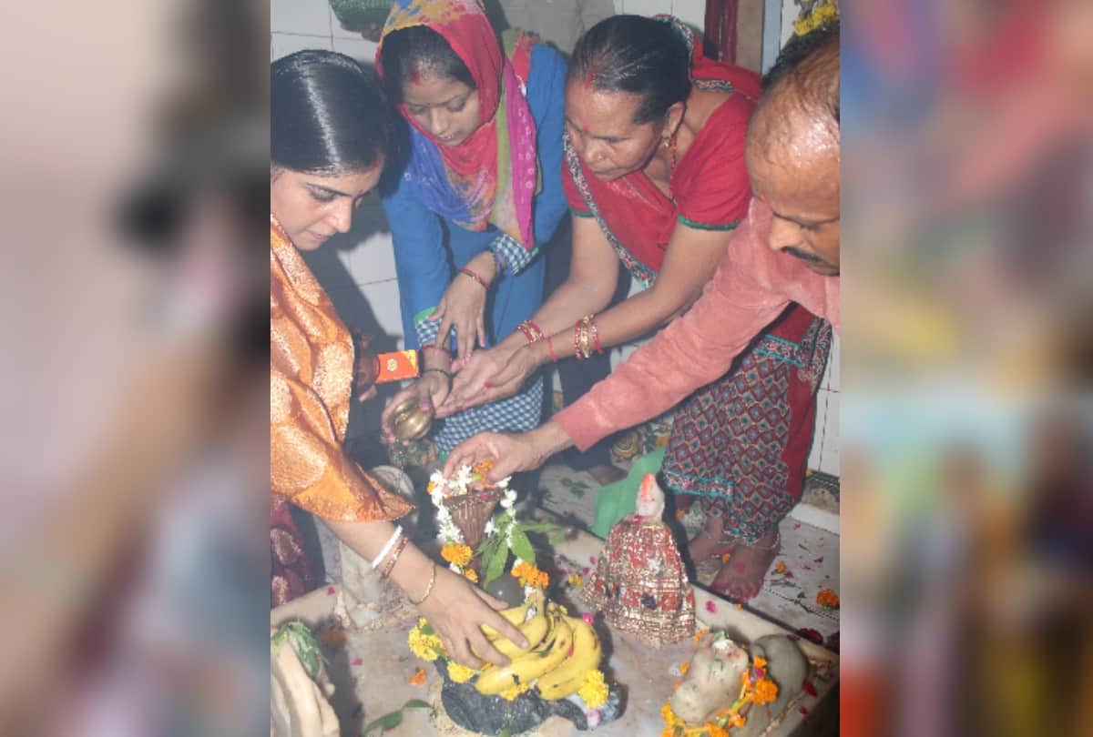 see in pictures lord shiva devotees offer prayers in temples on first monday of sawan