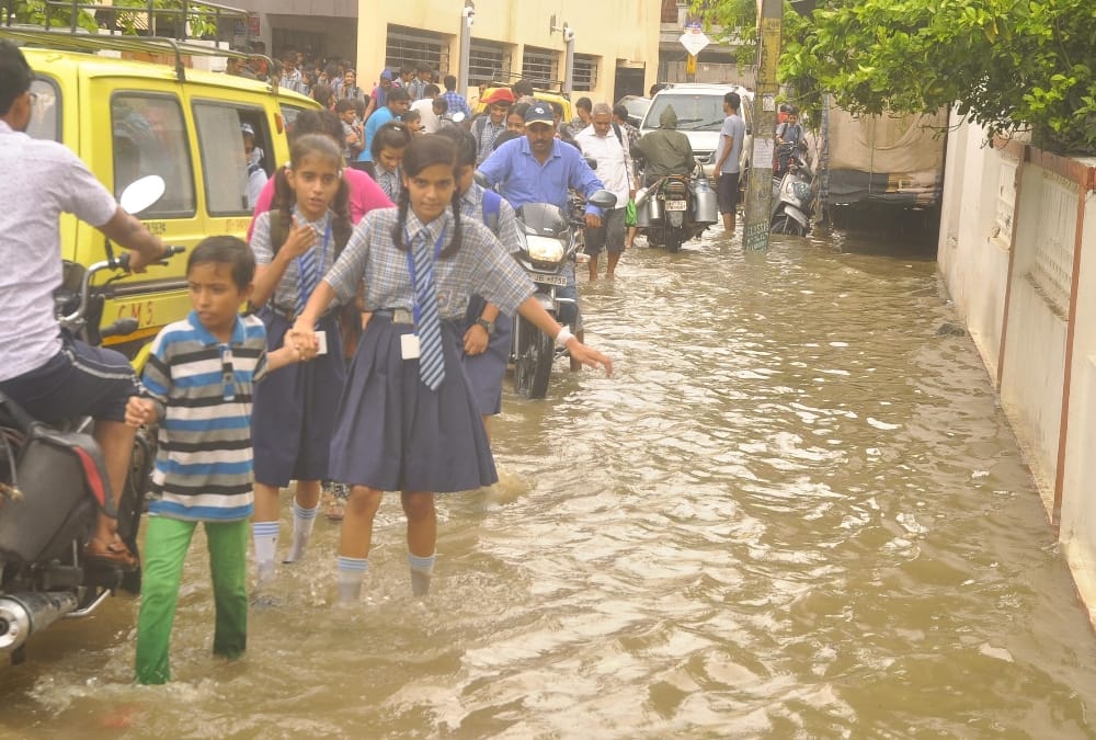 schools to be closed because of rain in lucknow.