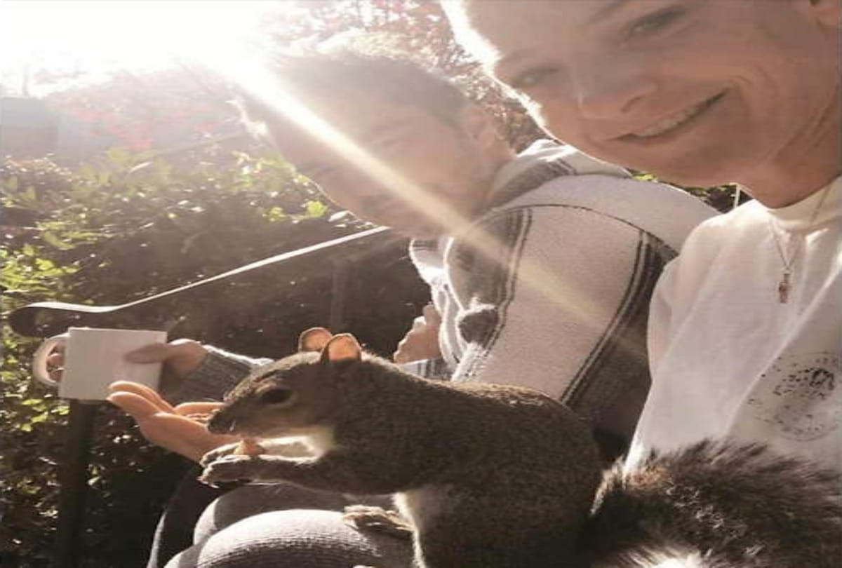 Squirrel going to meet with A family every day for Eight years
