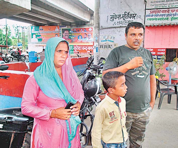 theft of 40 thousand from staying car in amroha