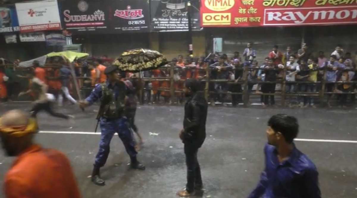 Police lathi charge on kanwariya at kashi video viral
