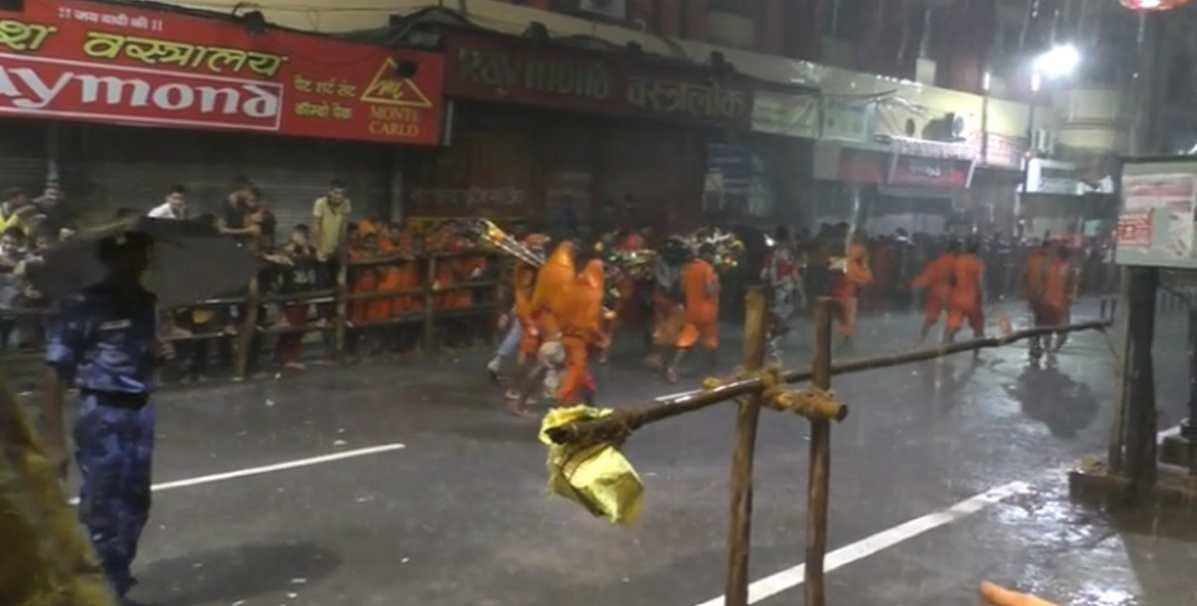 Police lathi charge on kanwariya at kashi video viral