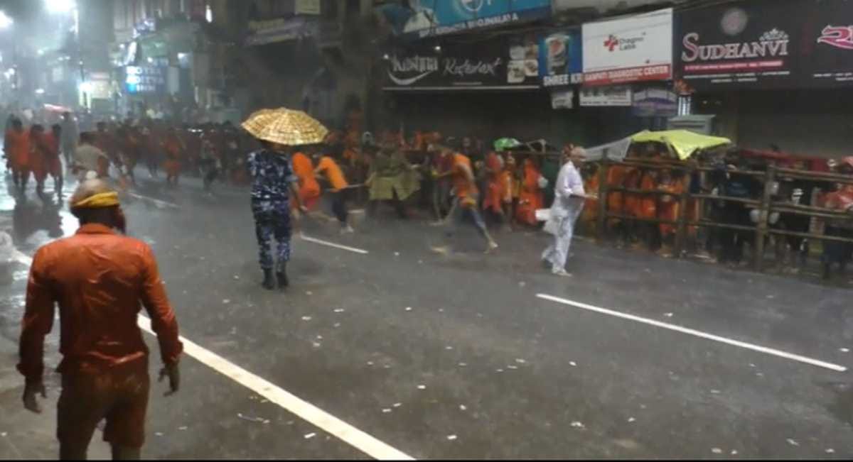 Police lathi charge on kanwariya at kashi video viral