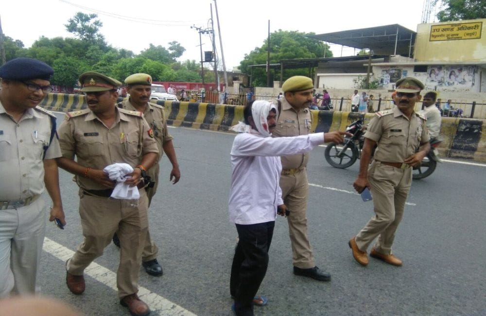two lakh rupees looted from man on highway