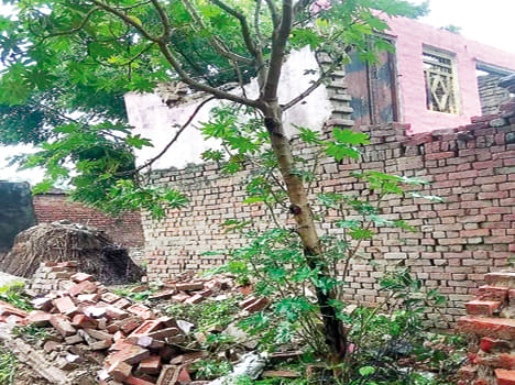 six houses fell, 4 people injured