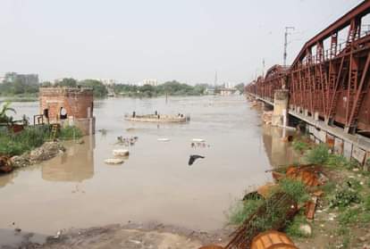 delhi purana loha pul closed after flood danger mark water level in yamuna