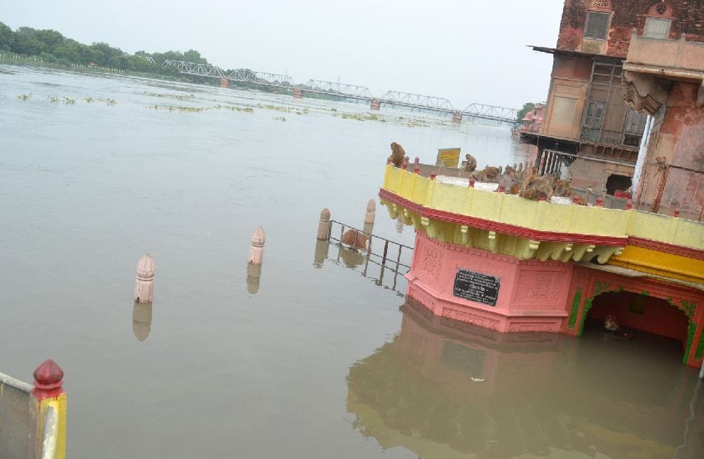 Fears of flood in vrindavan as Yamuna water level rises