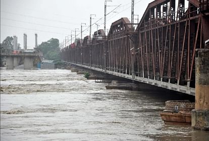 Yamuna s water level starts rising again in Delhi water reaches near danger mark