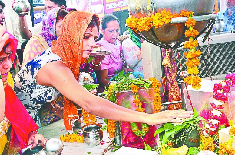 crowds in the temples on the first Monday of Savan