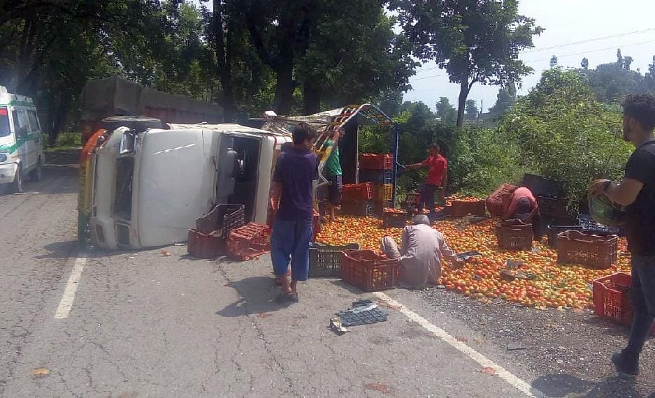 ट्रक की टक्कर टमाटर से लदी जीप पलटी