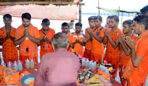 The raging queues of the Bhole's Jalabhishek