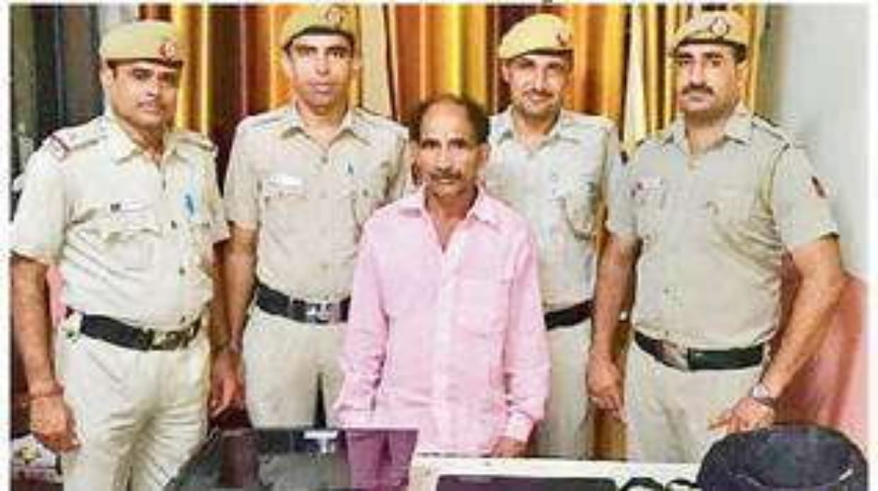 63 year old man use to steal to impress 5 girl friends in delhi