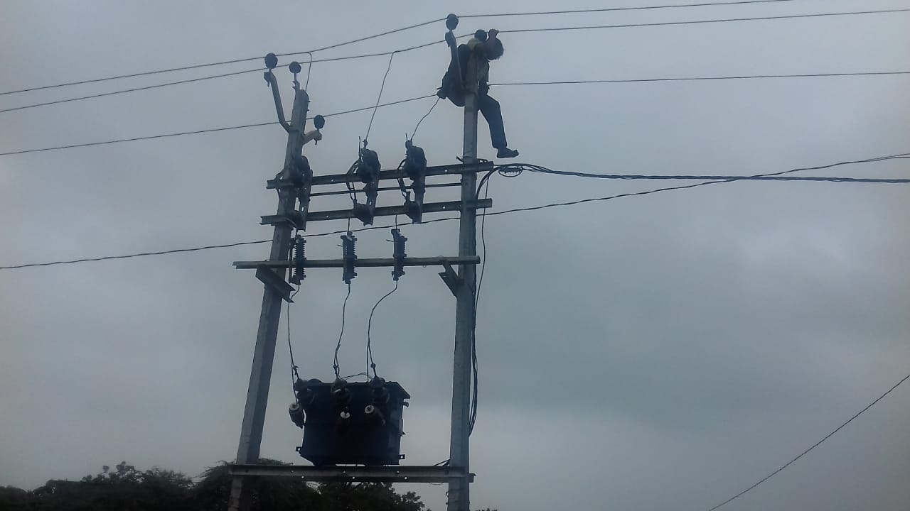 Azamgarh youth climbs on hightension line and playing games